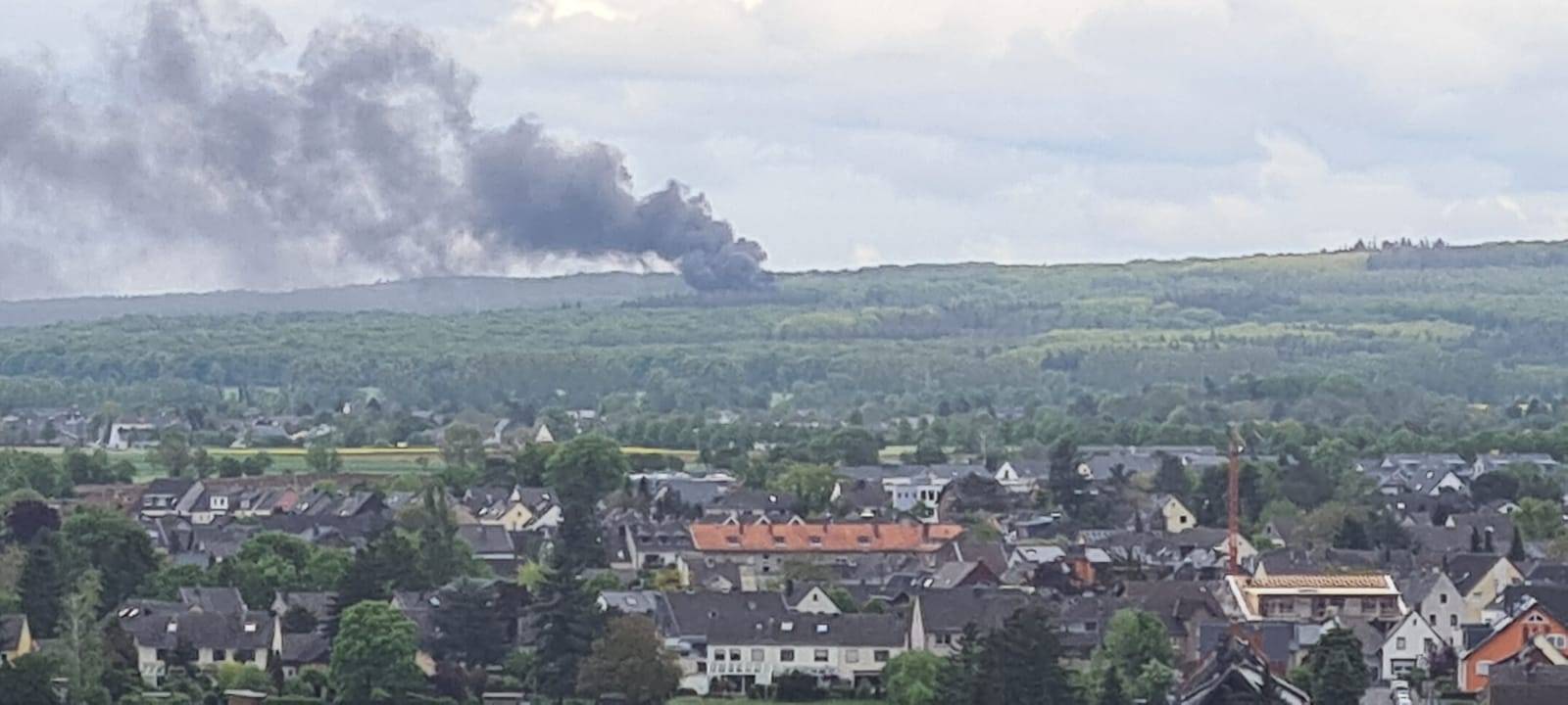 Vollbeladener Tanklaster auf Munitionsdepot in Flammen