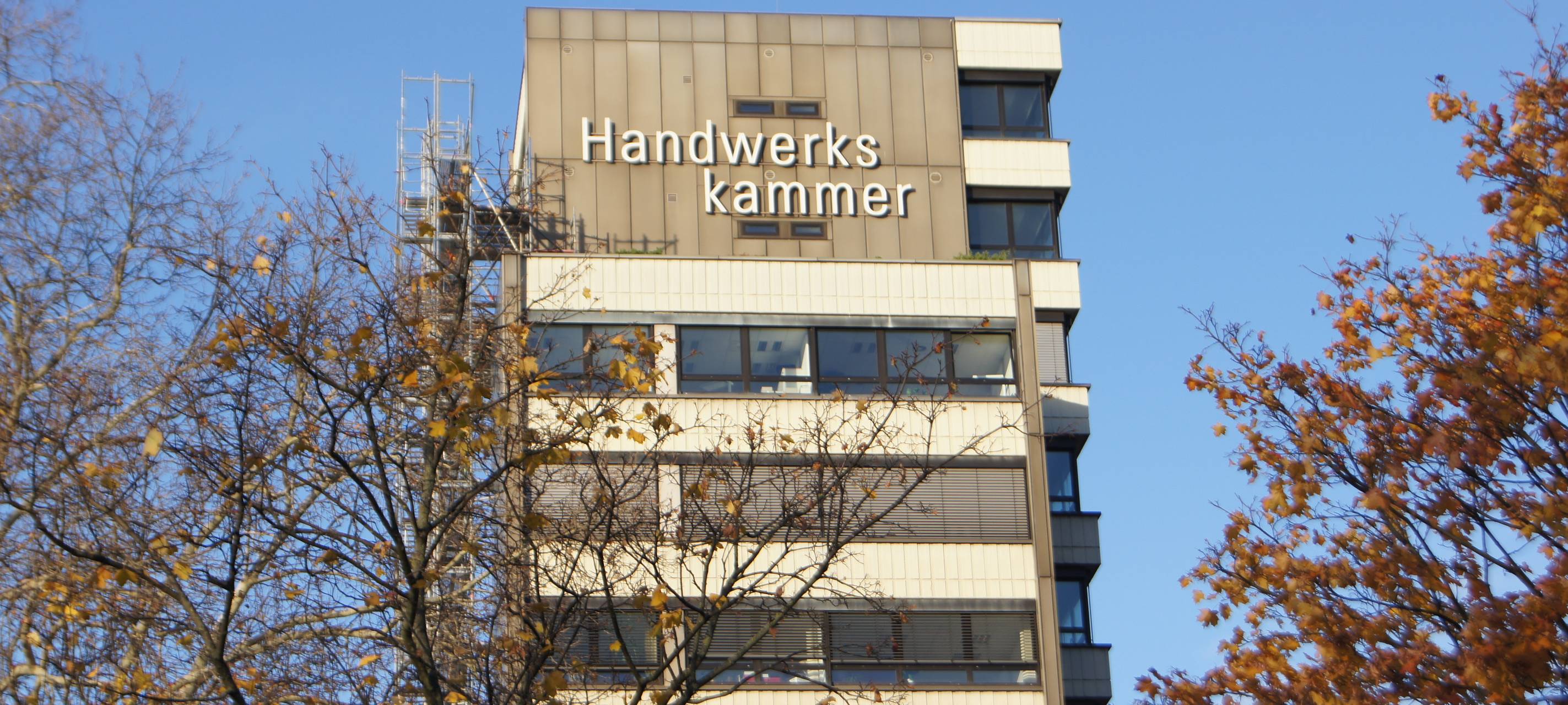 Handwerker warten selbst auf Hilfe