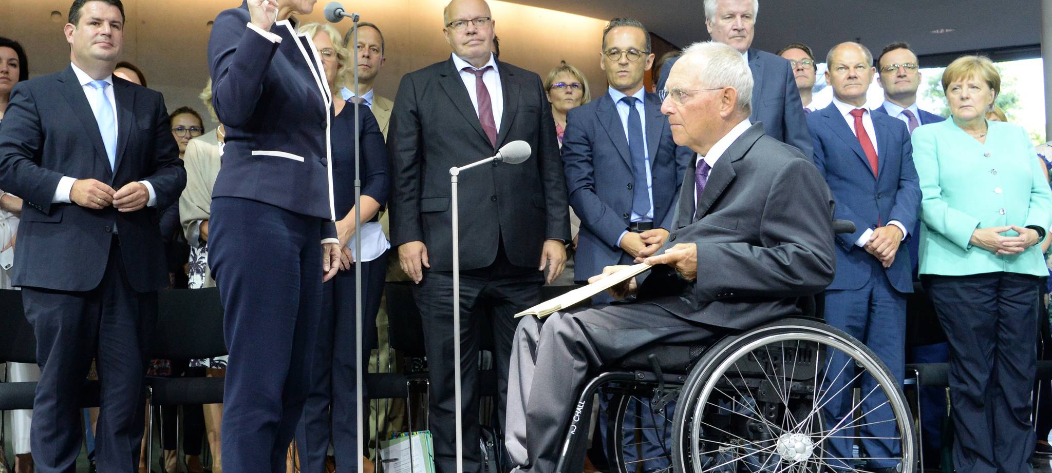 Politiker zu Vereidigung von AKK