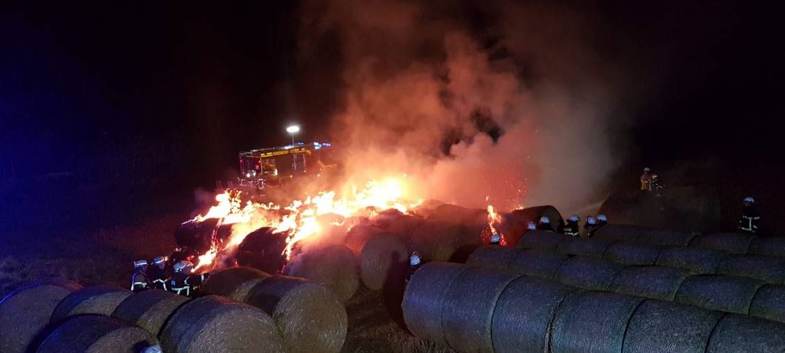 Strohballen brennen bei Weilerswist