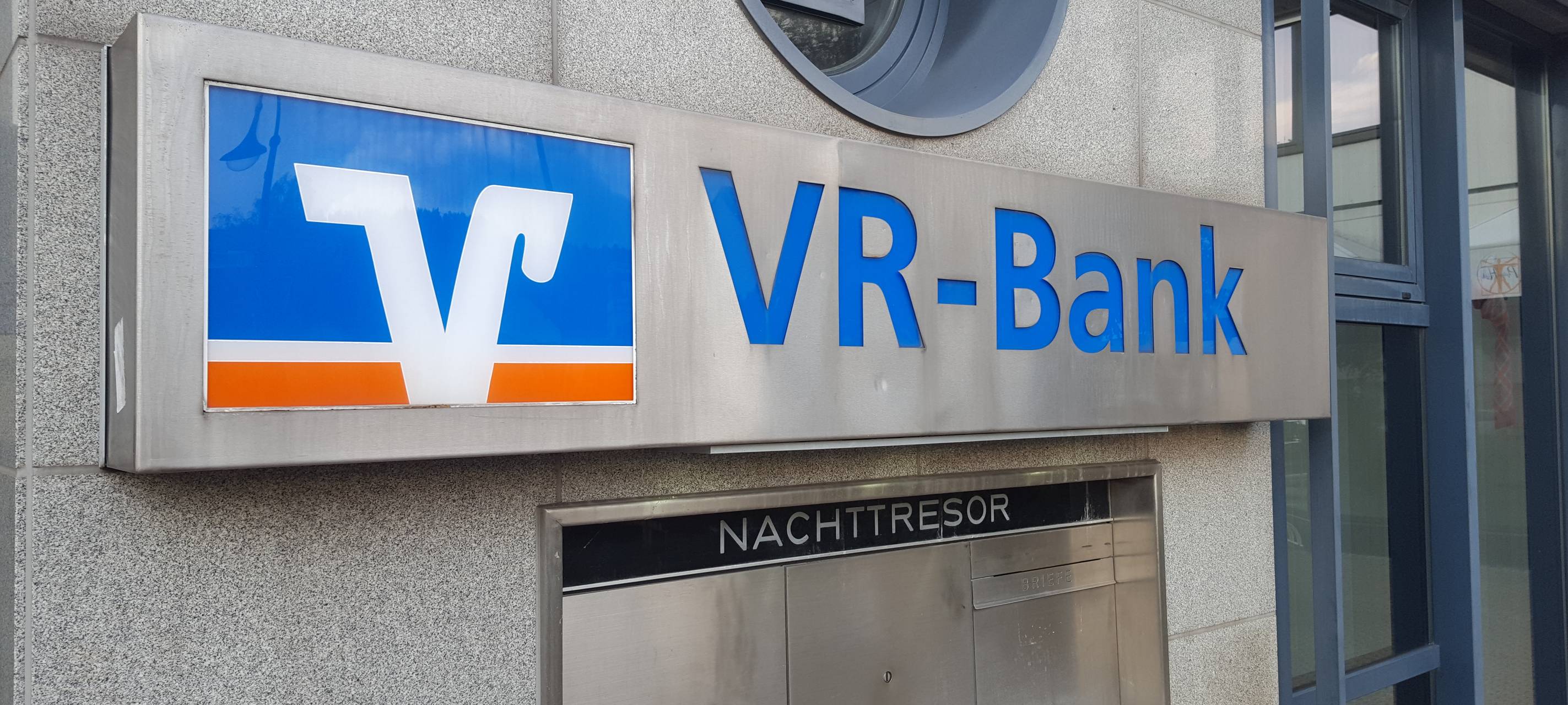 VR-Bank Nordeifel gibt Negativzinsen an Kunden weiter