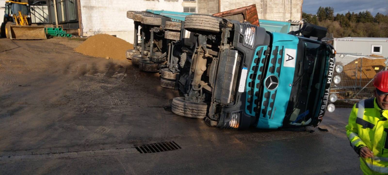 LKW in Bad Münstereifel umgekippt