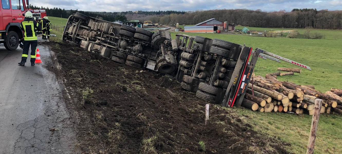 Transporter bei Bad Münstereifel umgekippt