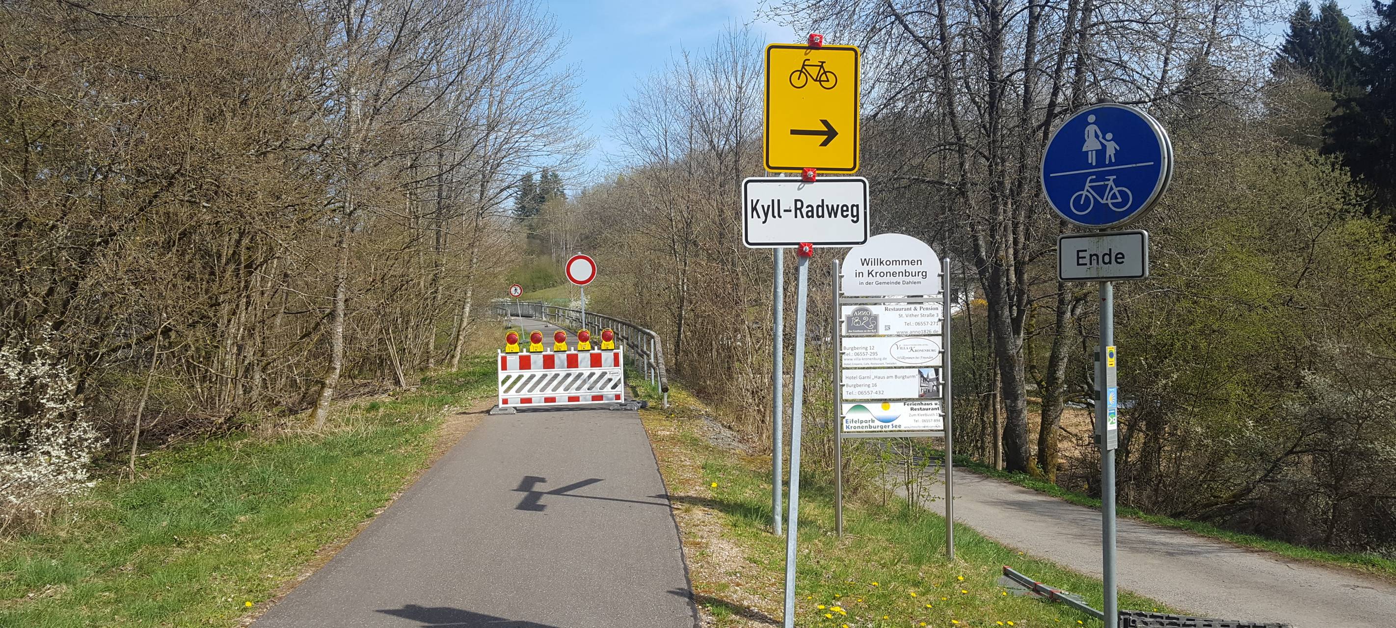 Warten auf neue Brücke in Dahlem