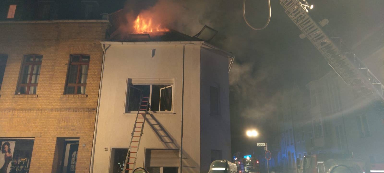 Euskirchen: Drei Menschen aus brennendem Haus gerettet