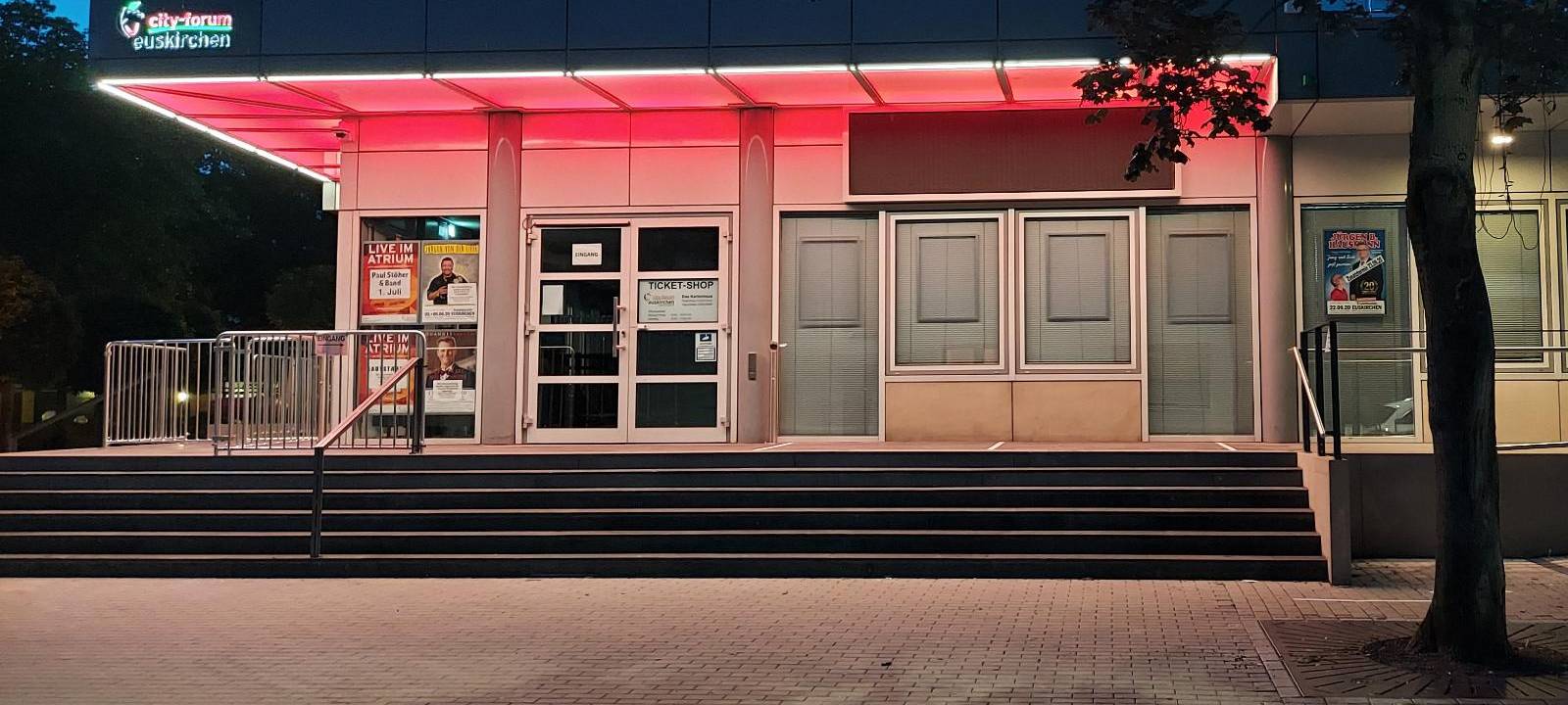 Rote Gebäude bei der Night of Light im Kreis Euskirchen