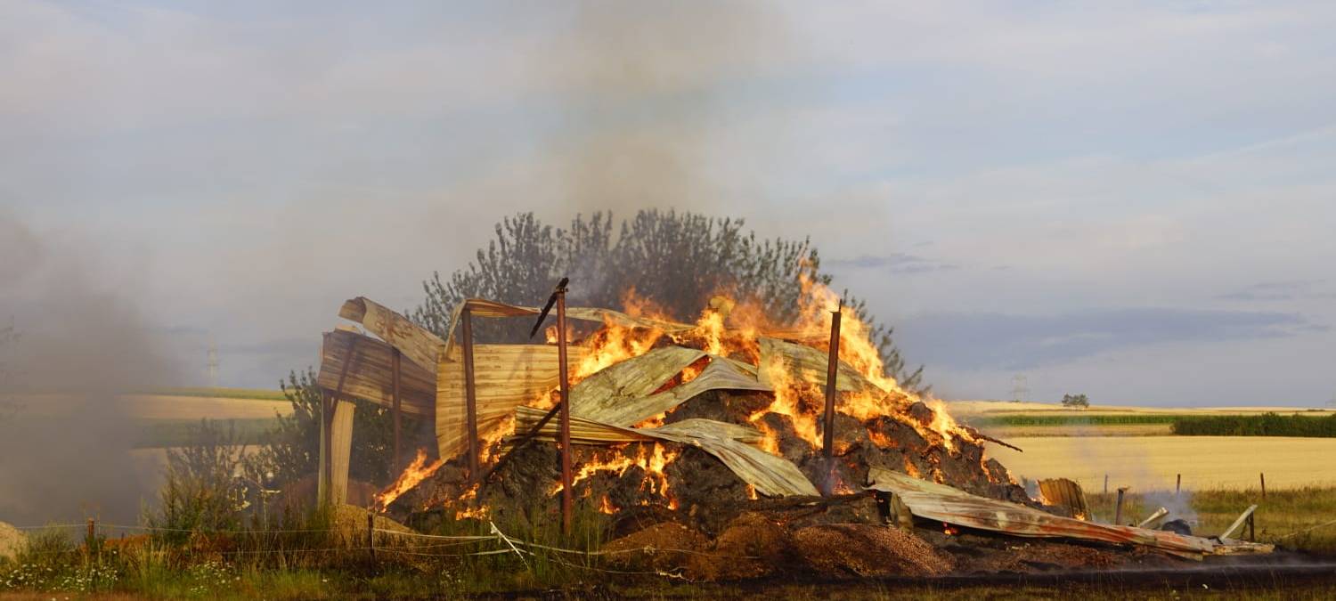 Scheune bei Zülpich in Flammen, Feldbrand in Nettersheim