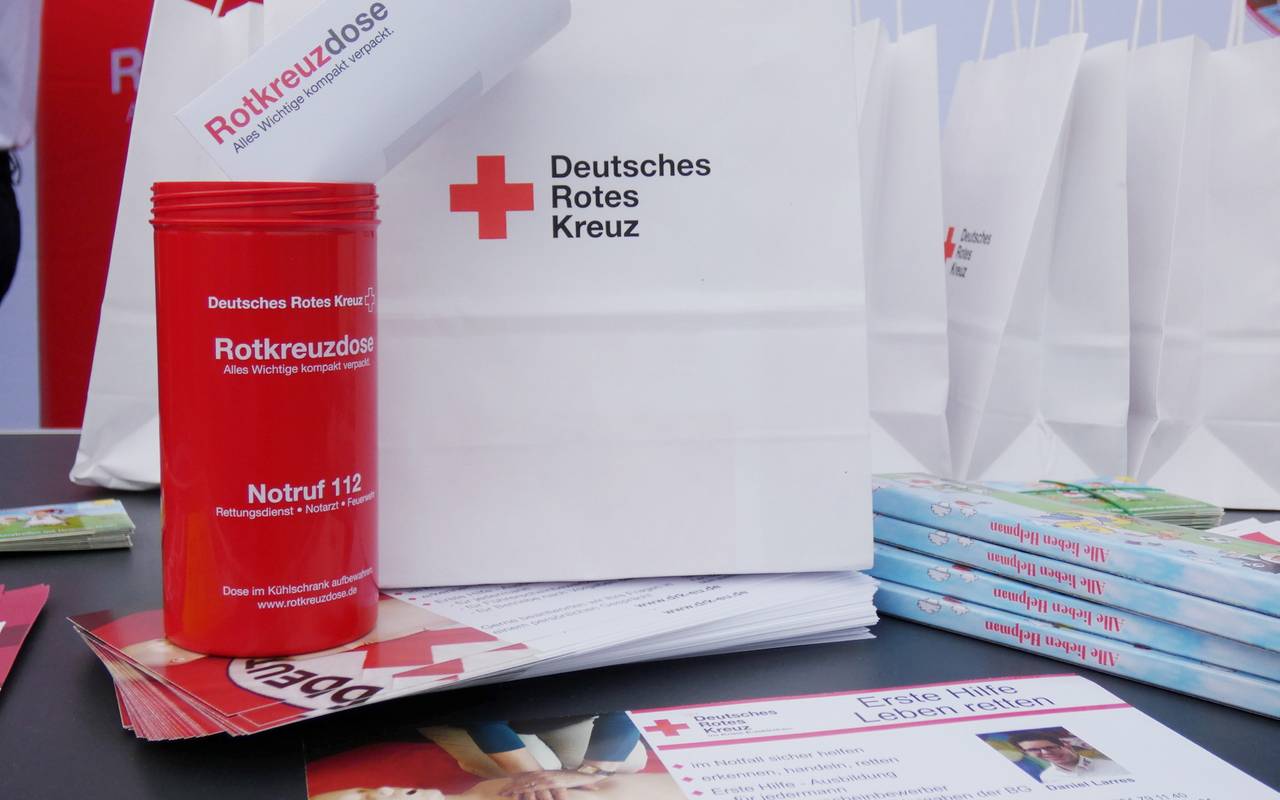 Drk Verteilt Notfalldosen Fur Den Kuhlschrank Radio Euskirchen