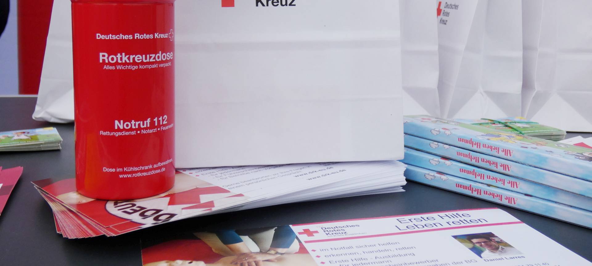 DRK verteilt Notfalldosen für den Kühlschrank