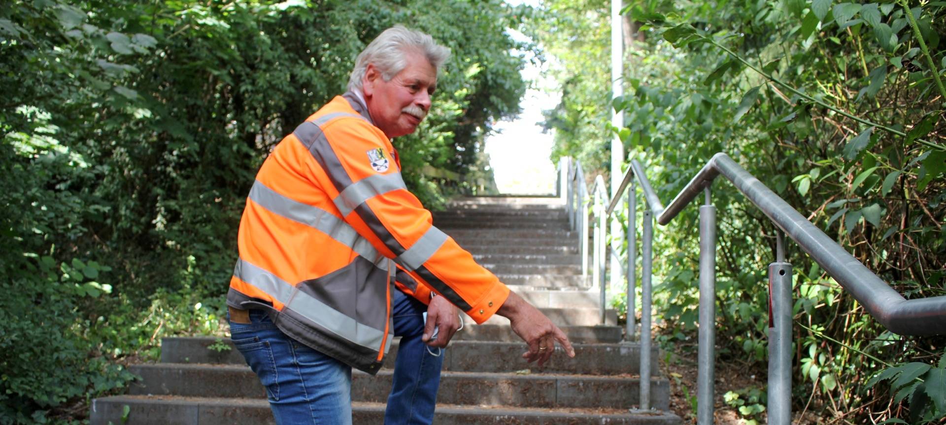 Vandalismus oder versuchter Geländer-Diebstahl?