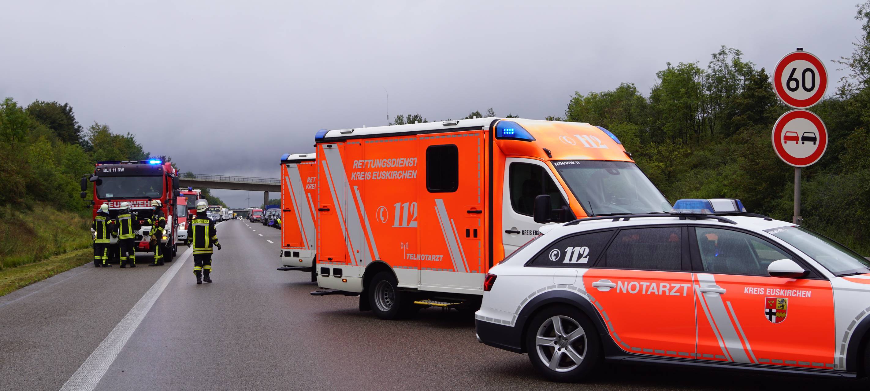 Auto fährt auf A1 in Böschung