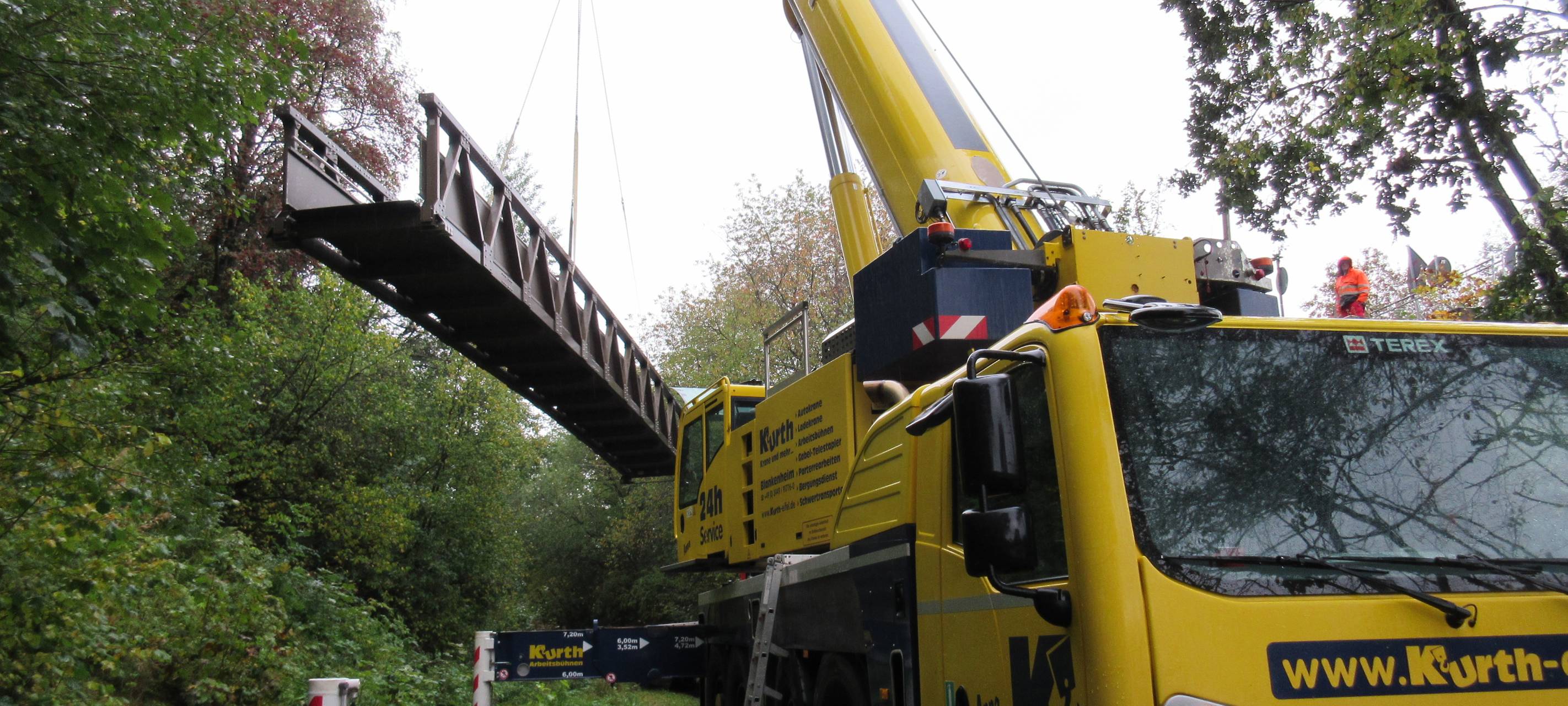 Neue Brücke über dem Kyllradweg montiert