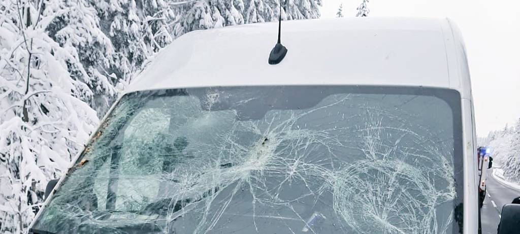 Weitere Straßen wegen Schneebruch-Gefahr gesperrt
