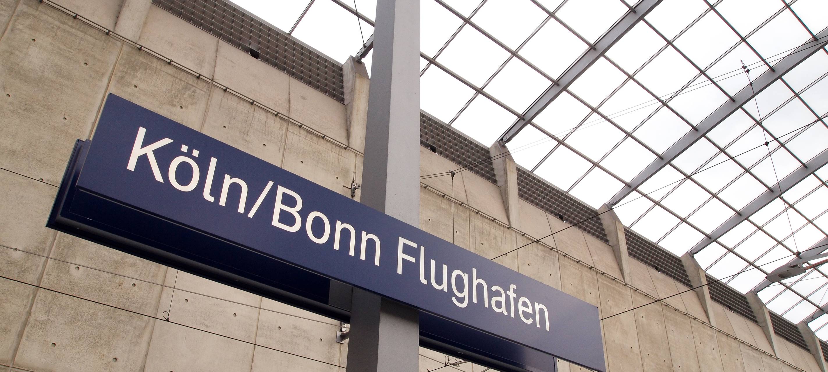 Ferienbeginn: Lange Wartezeiten am Flughafen