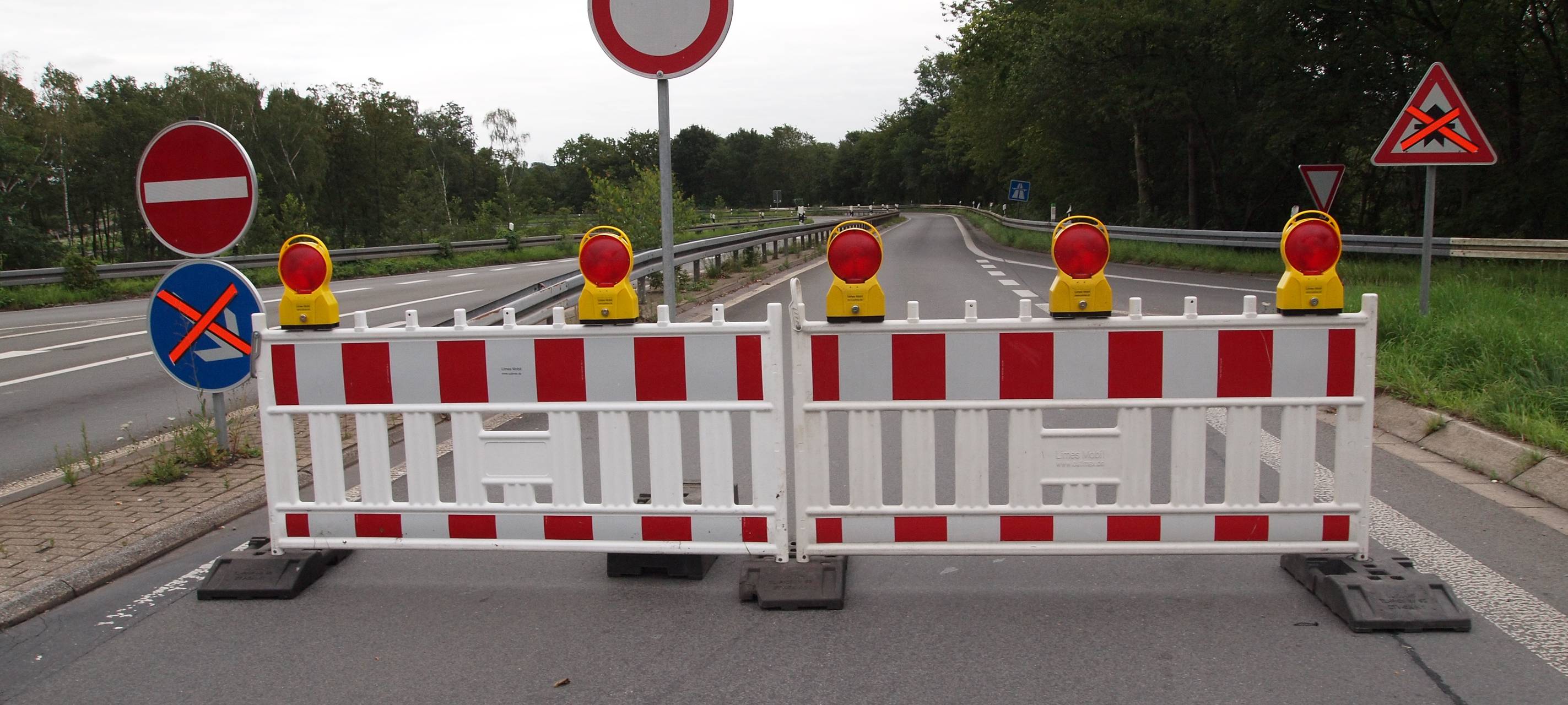 Überfahrt von der A553 auf die A1 am Wochenende gesperrt