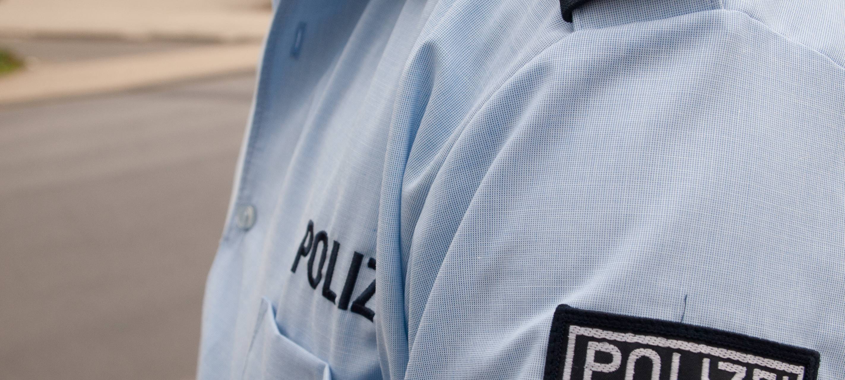 Mann wohl betrunken und unter Drogen auf E-Scooter