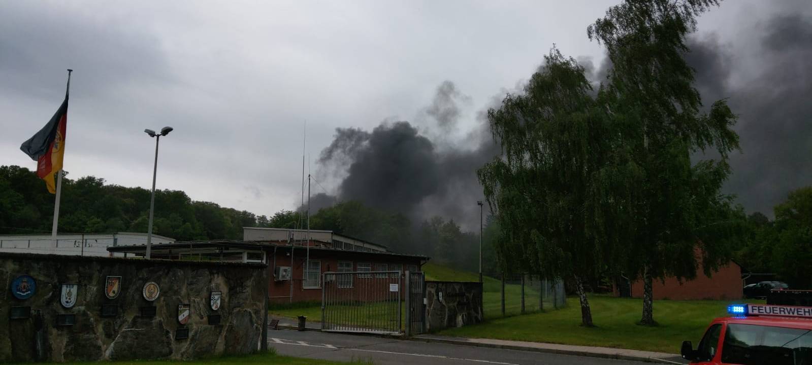 Vollbeladener Tanklaster auf Munitionsdepot in Flammen