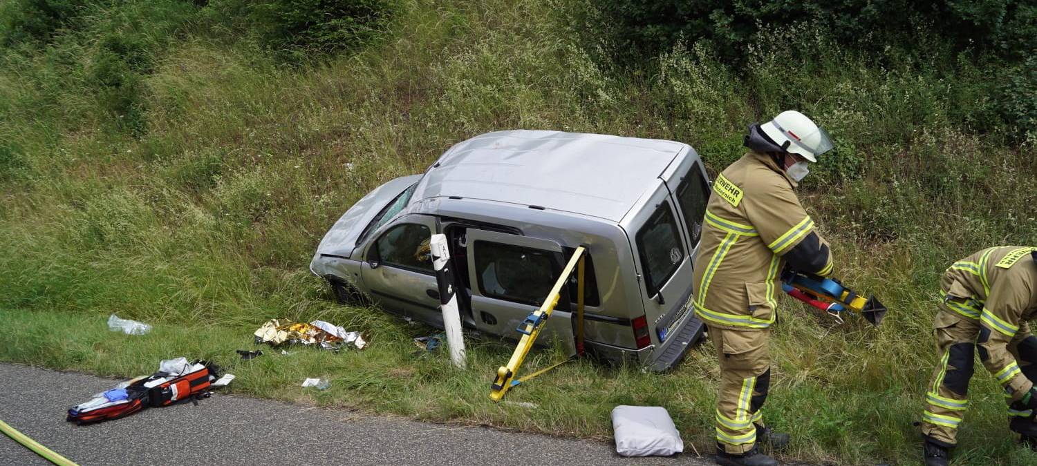 Auto überschlägt sich auf A1 - lange Vollsperrung