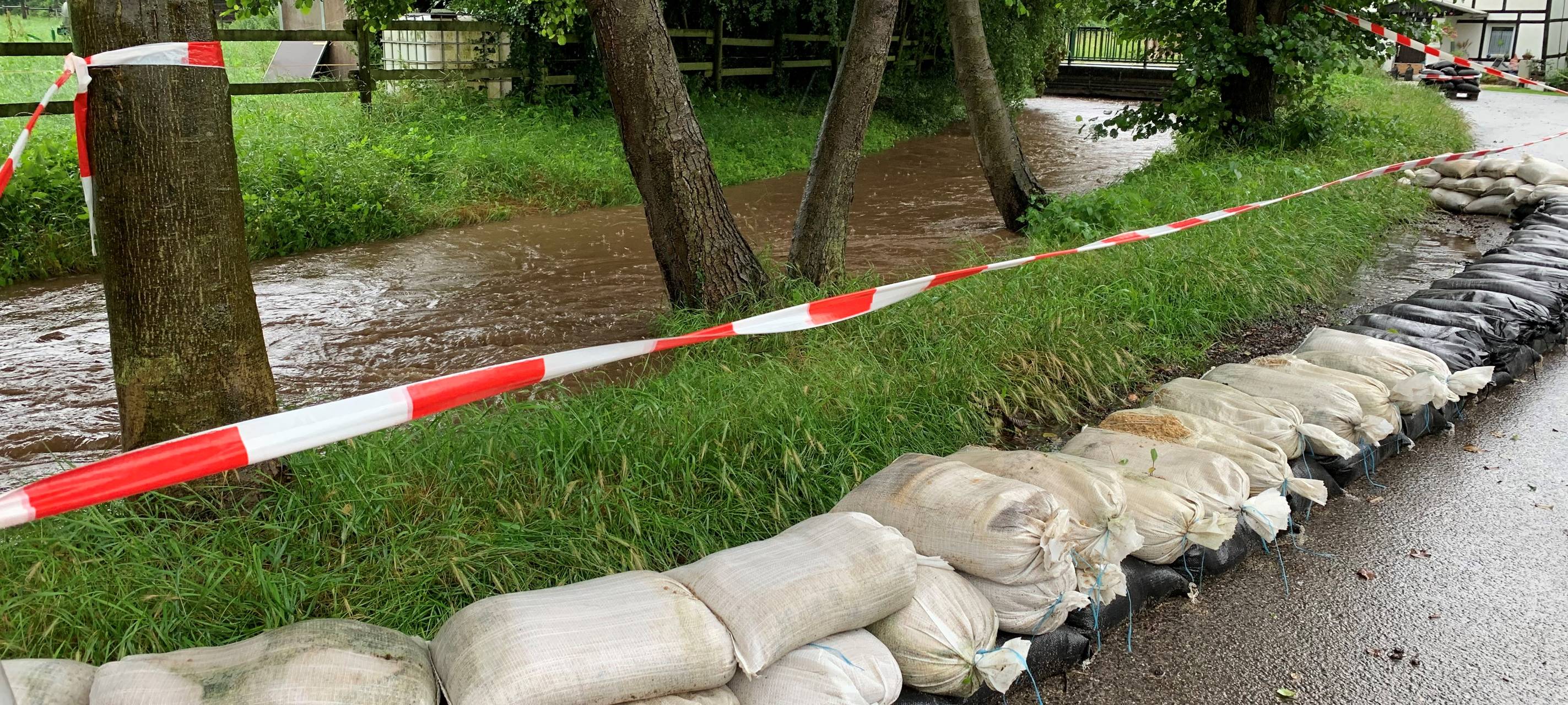 Extreme Hochwasser an zahlreichen Bächen und Flüssen