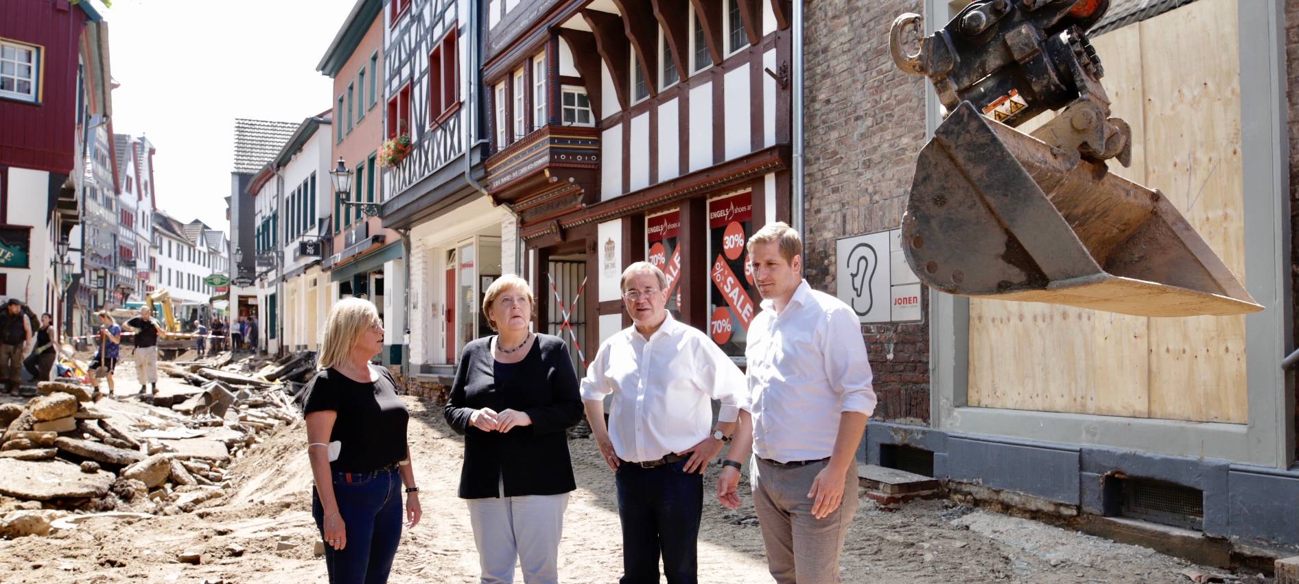 Merkel und Laschet versprechen Flut-Soforthilfe