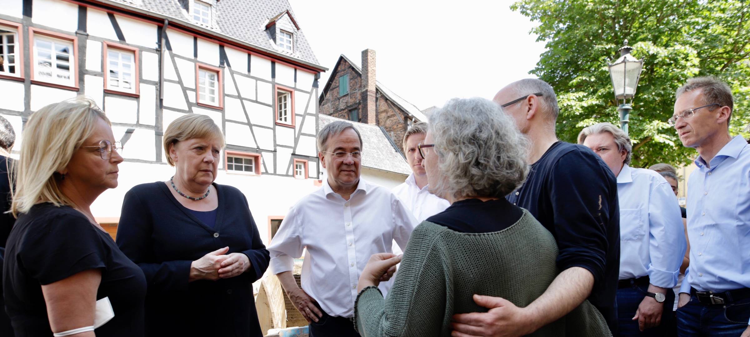Merkel und Laschet versprechen Flut-Soforthilfe