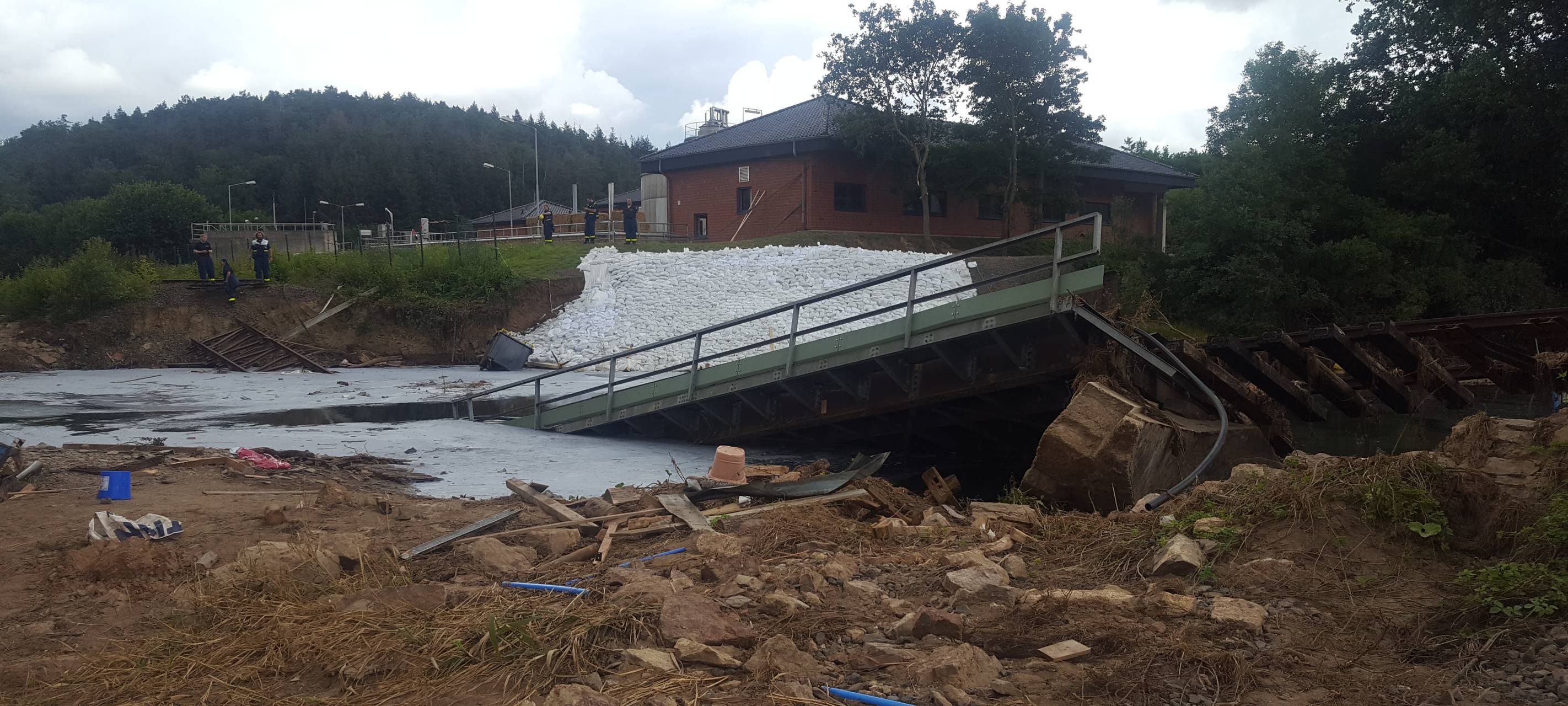 Bahn setzt neue Brücke bei Kirspenich ein