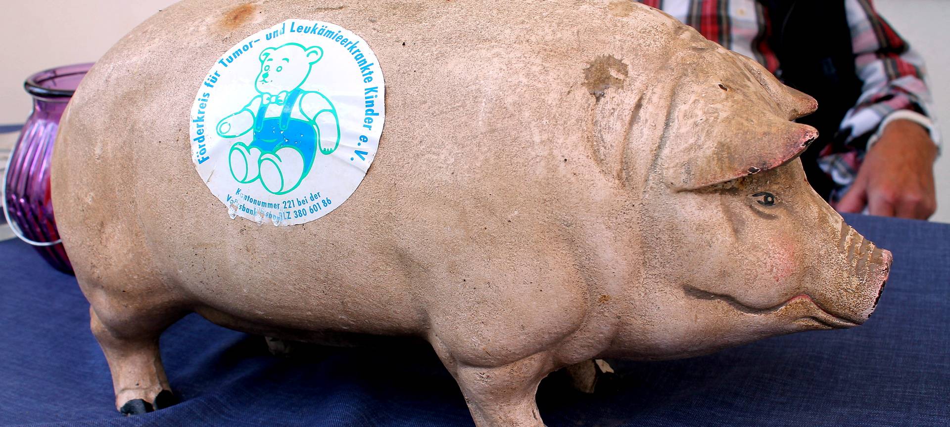40-Kilo Sparschwein an Hilfsgruppe Eifel gespendet