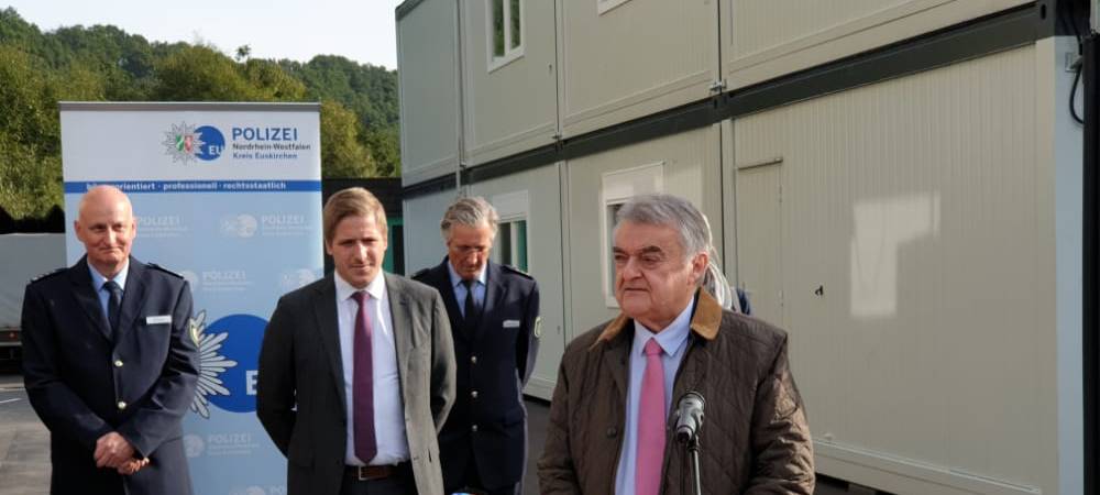 Reul besucht Container-Wache in Schleiden