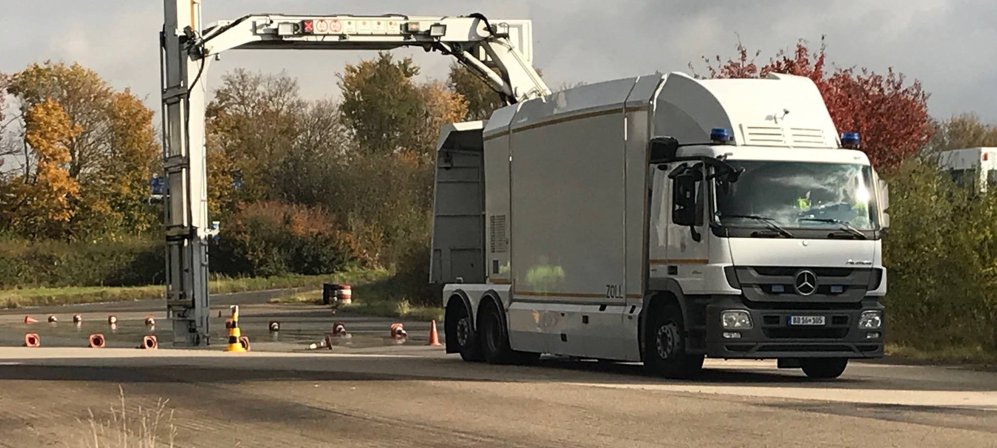Zoll kontrolliert LKW bei Weilerswist