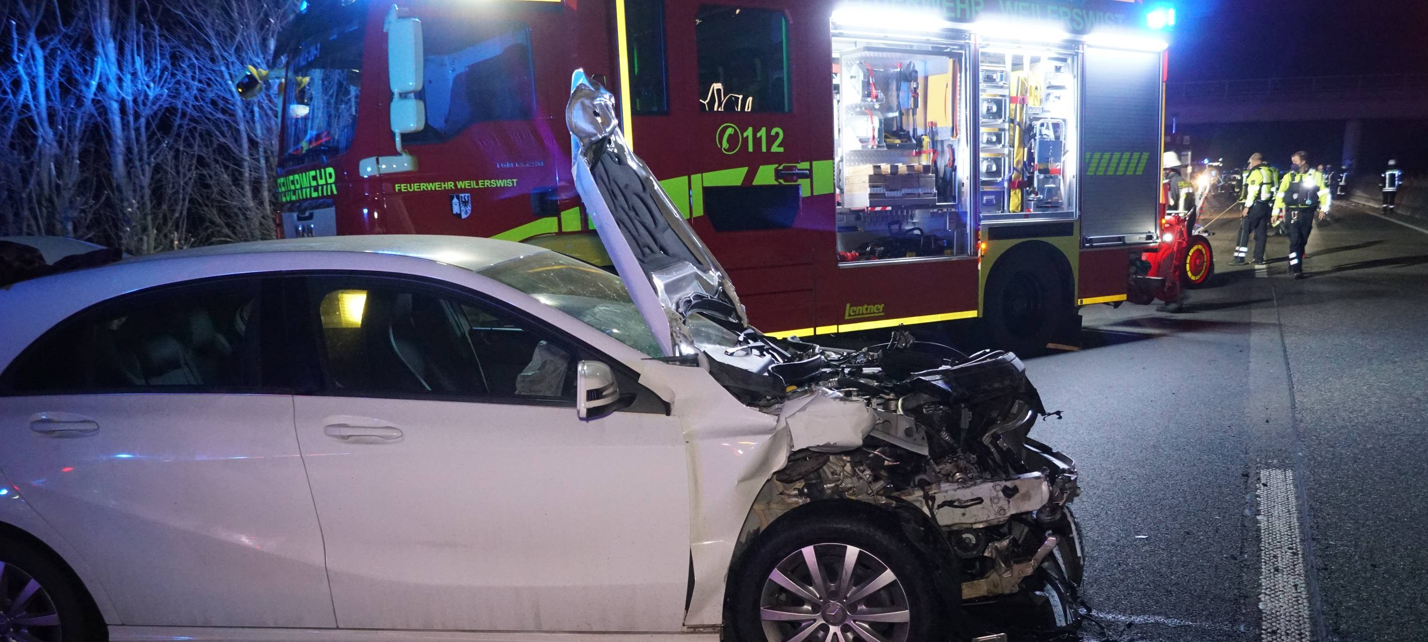 Auto überschlägt sich bei Auffahrunfall auf A1