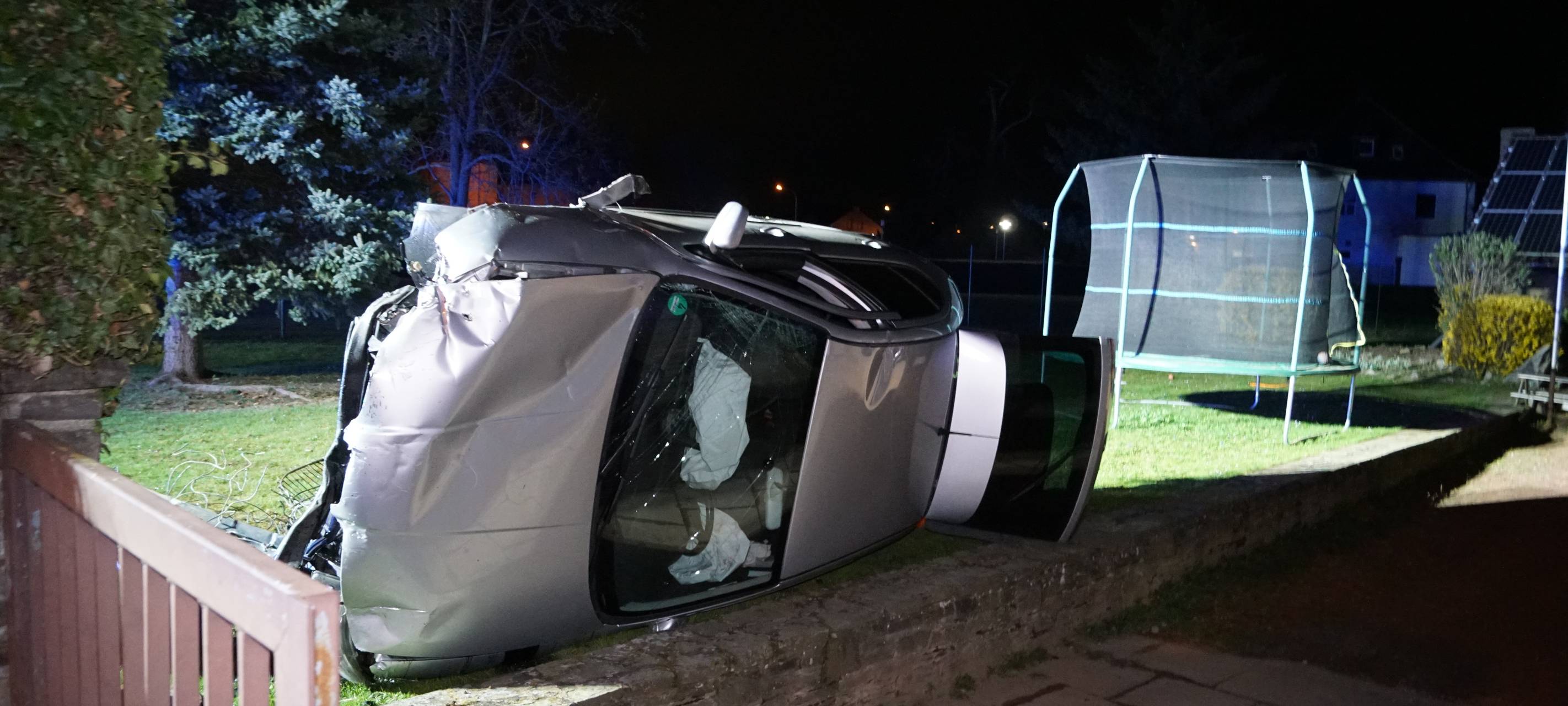 Auto schleudert in Sotzheim in Vorgarten