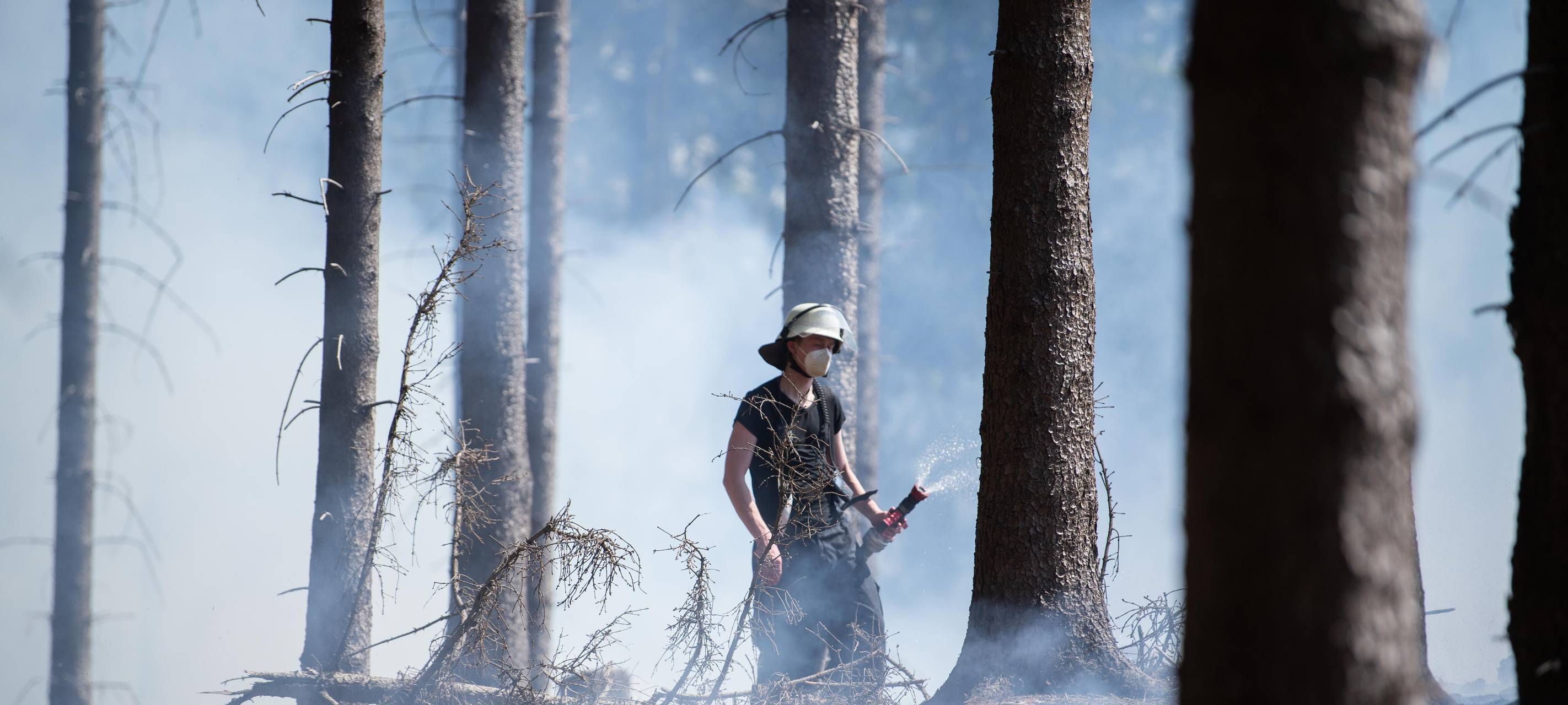 Nachlöscharbeiten nach Waldbrand in Kirchheim