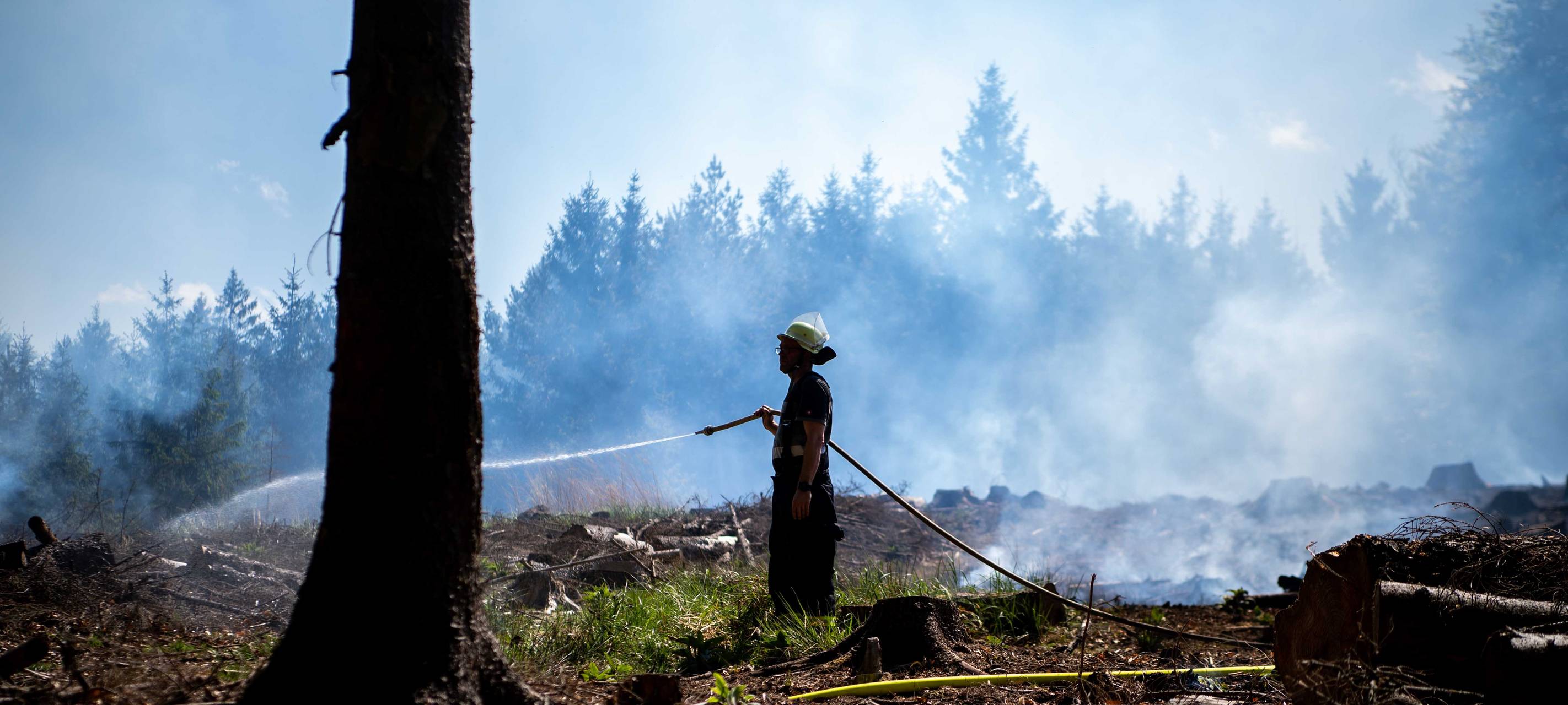 Nachlöscharbeiten nach Waldbrand in Kirchheim