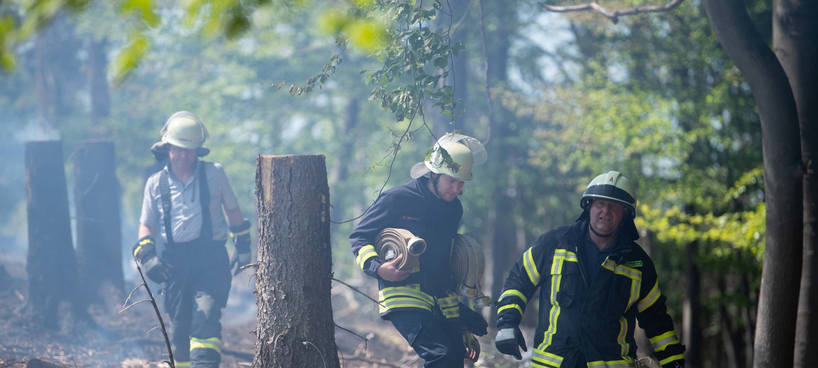 Nachlöscharbeiten nach Waldbrand in Kirchheim