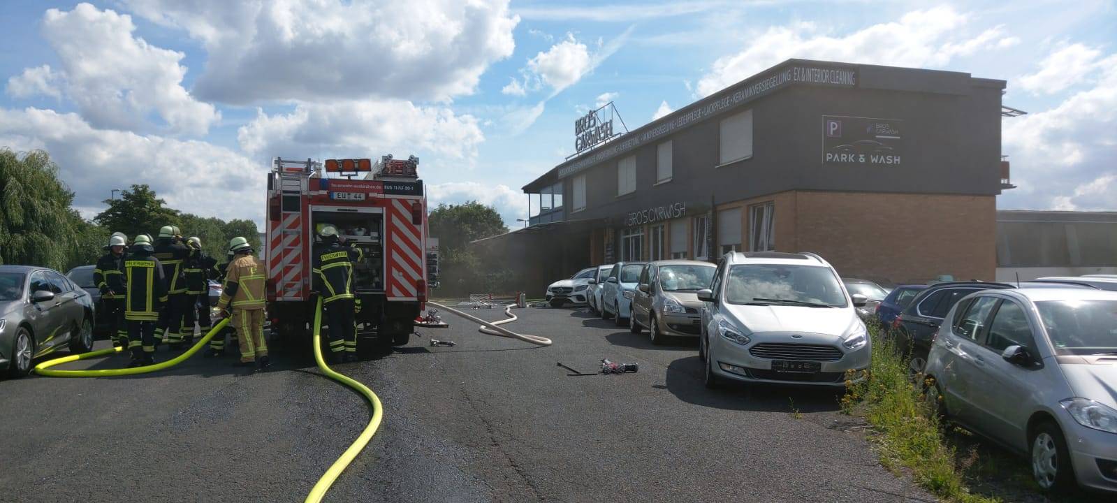 Euskirchen: Reifen brannten in Keller von Autofirma - mehrere Feuerwehrleute im Krankenhaus