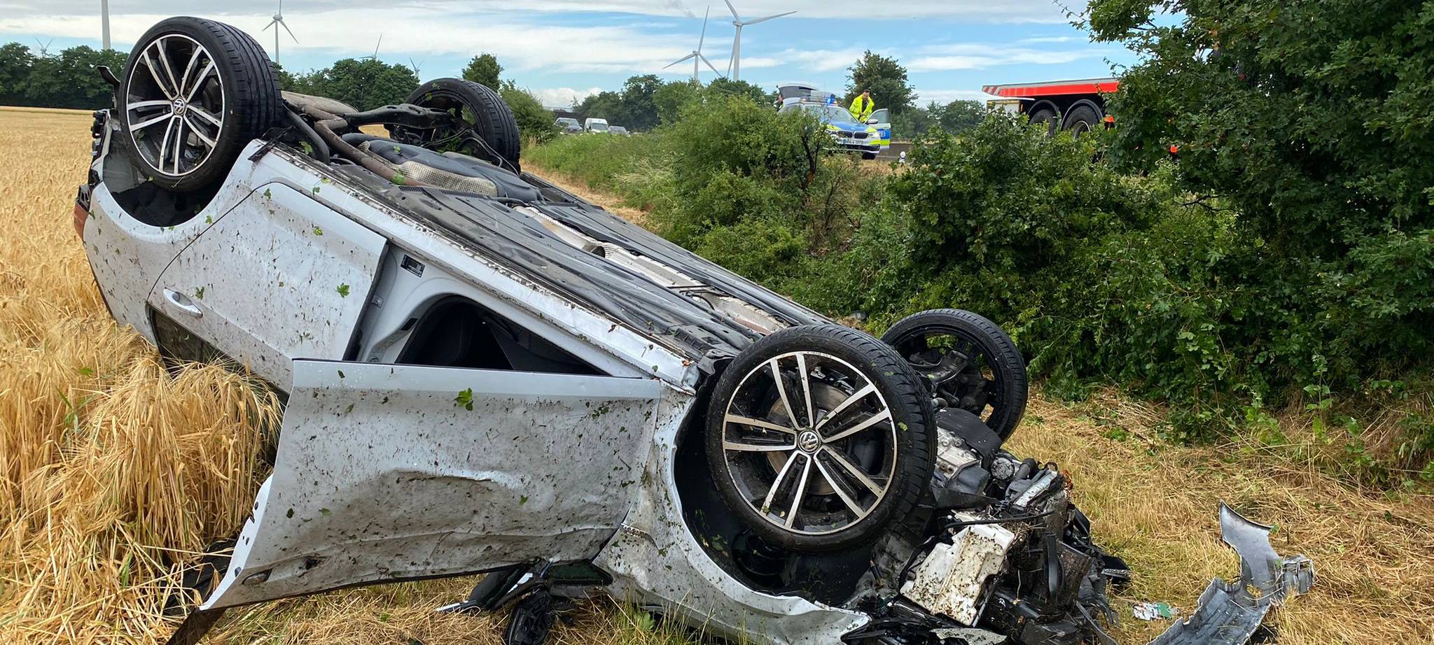 Auto überschlägt sich auf A1