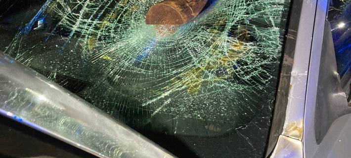 Autofahrer beinahe von Holzpfosten durchbohrt