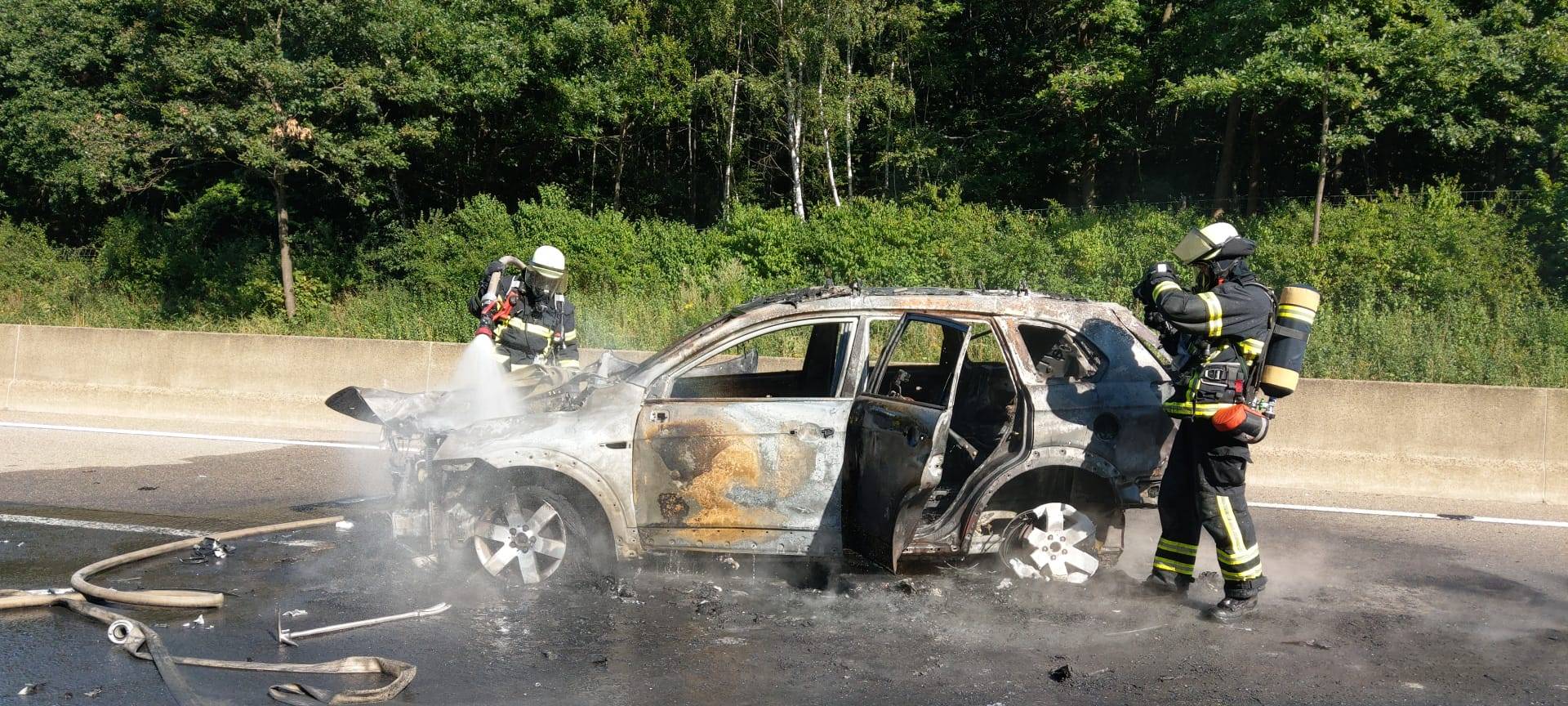 Auffahrunfall auf A1- Auto in Vollbrand
