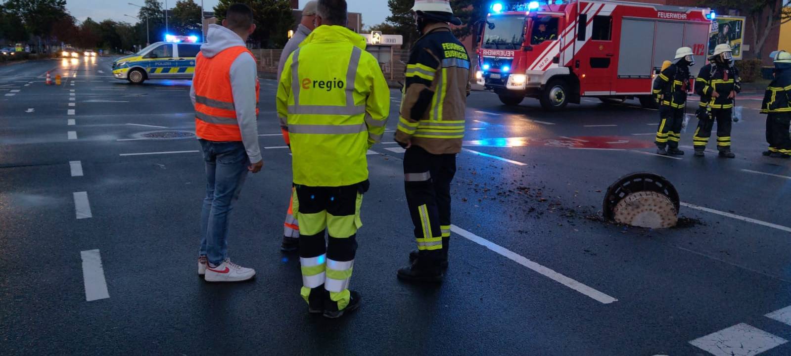 Euskirchen: Gullydeckel durch Benzin-Verpuffung hochgeschleudert