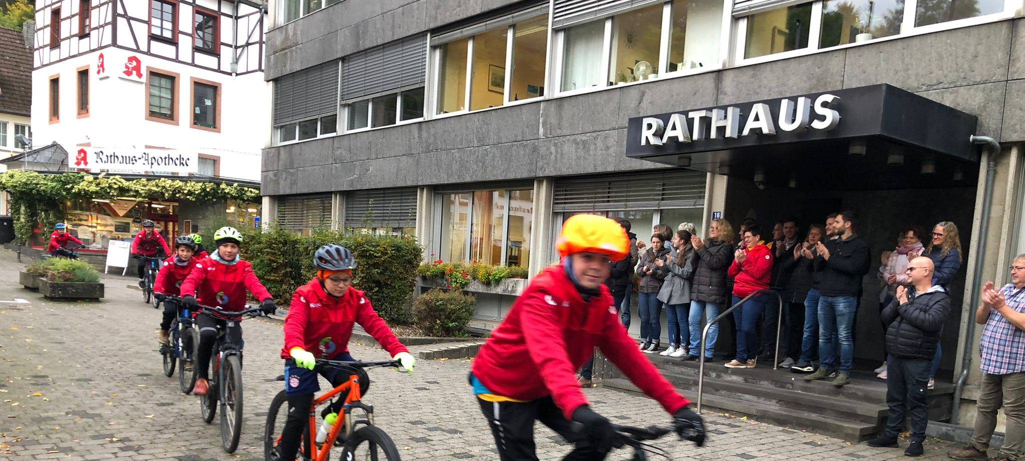Flutspende: Kinder bedanken sich mit Radtour