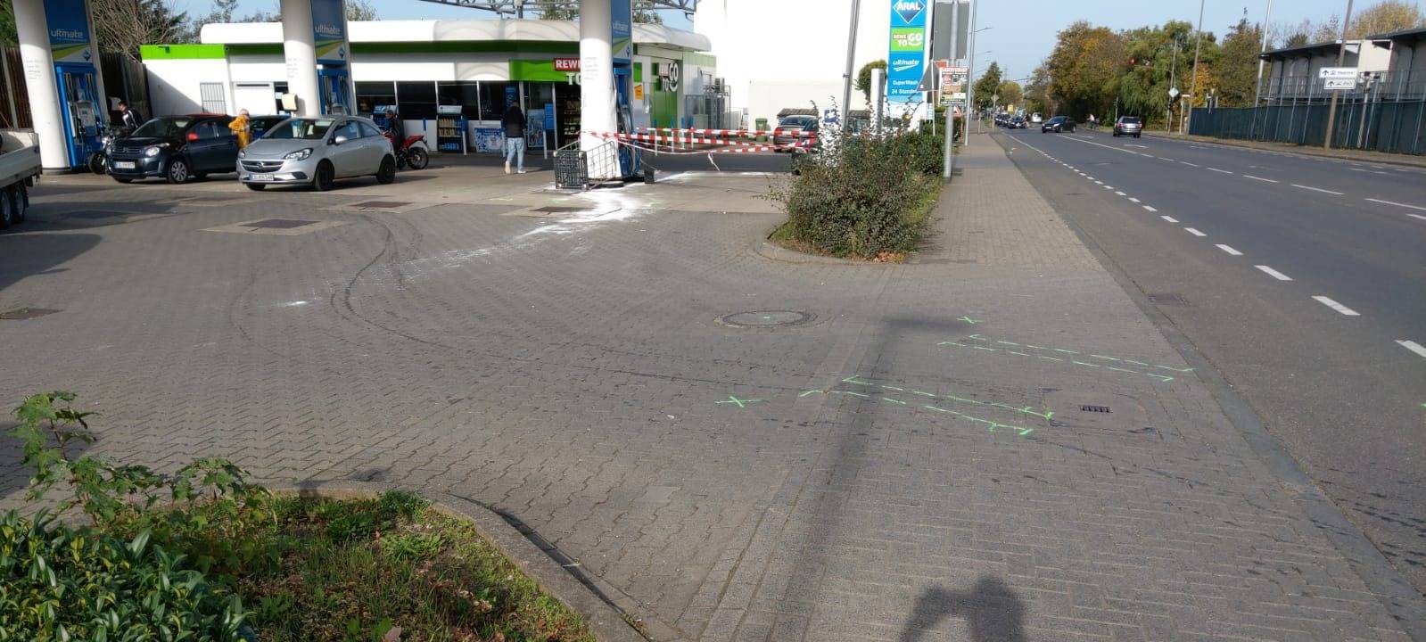 Streifenwagen erfasst Fußgänger