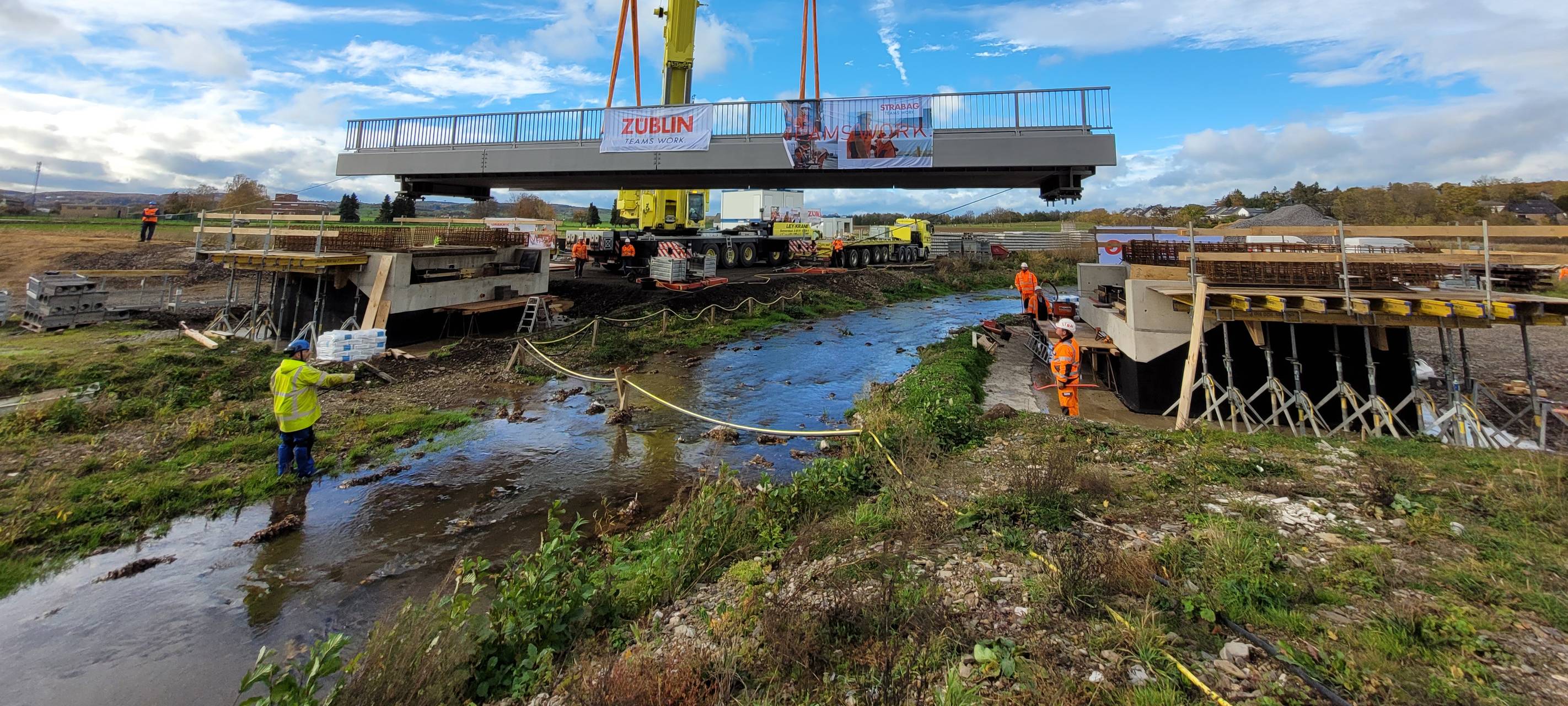 Bahn setzt neue Brücke bei Kirspenich ein
