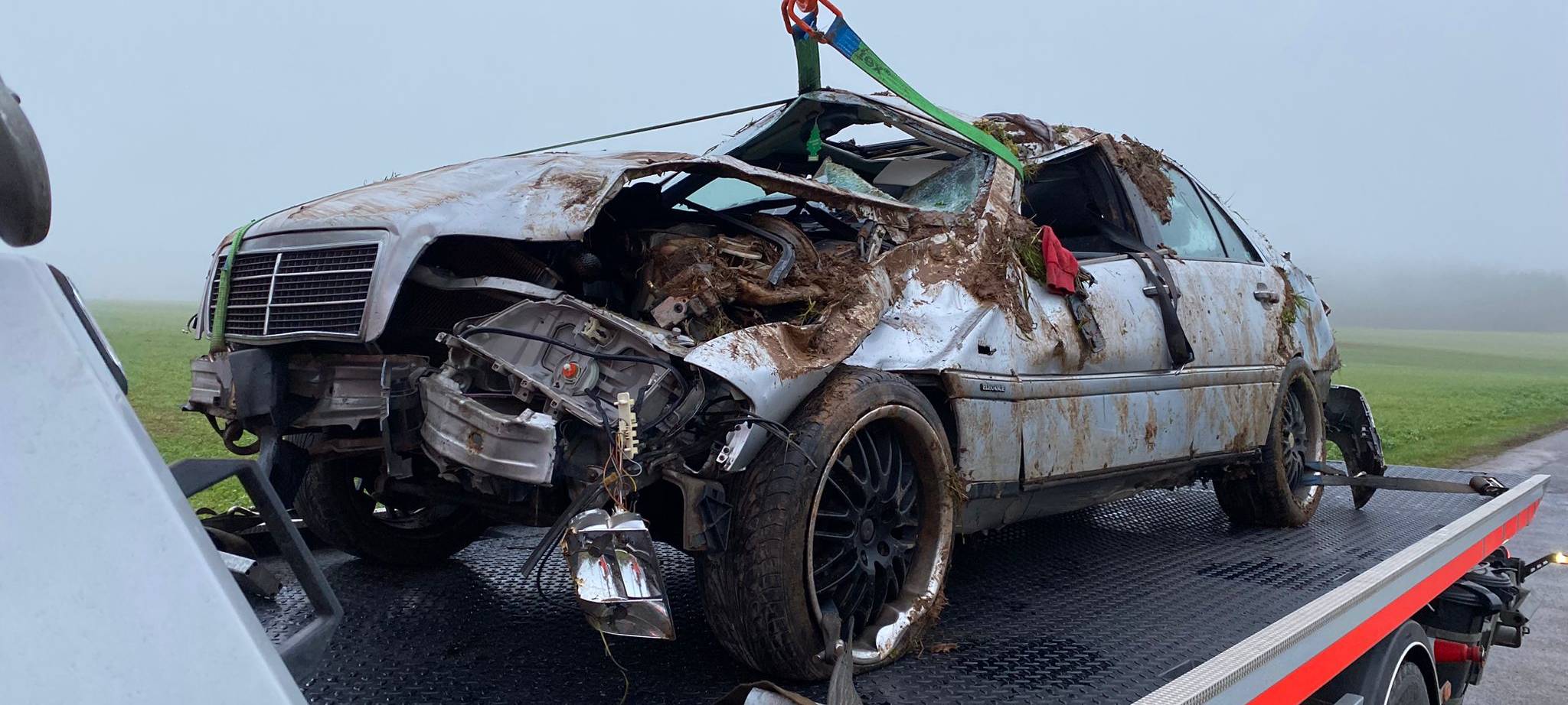 Autofahrer überschlägt sich auf L206