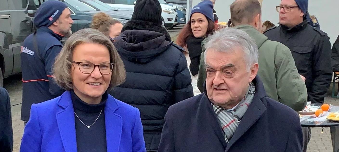 Reul und Scharrenbach überraschen Fluthelfer