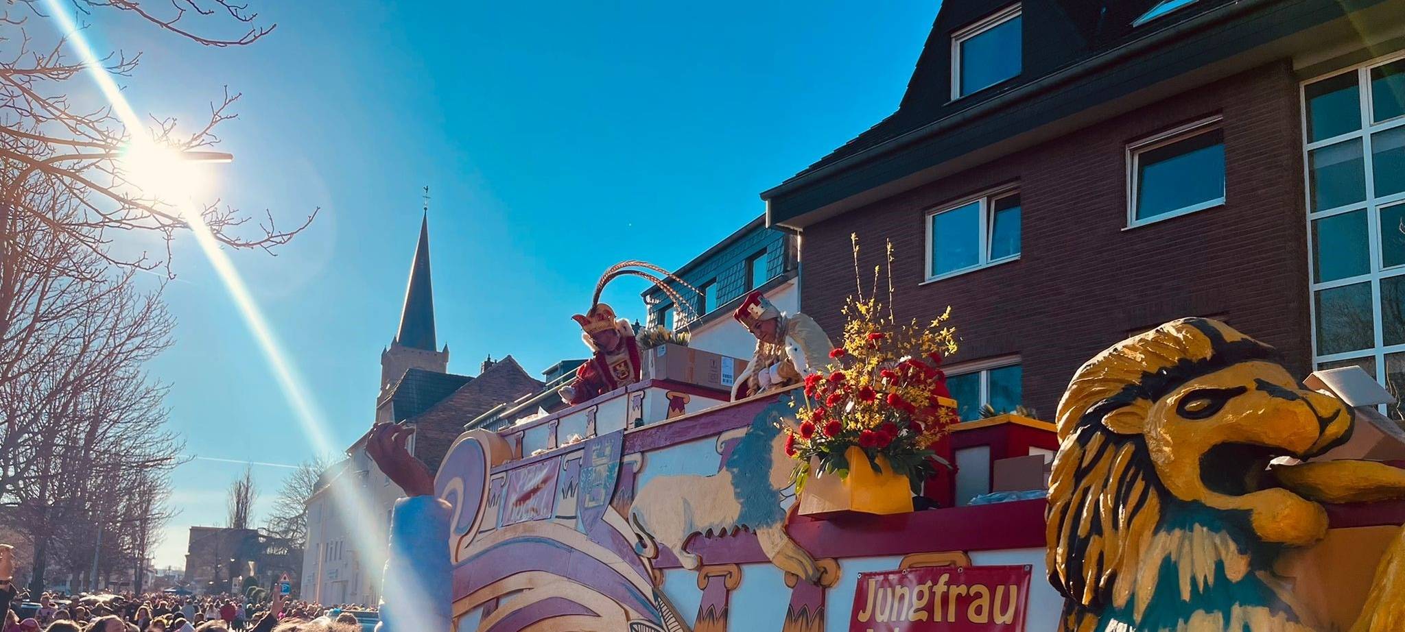 Rosenmontagszüge bei herrlichem Wetter