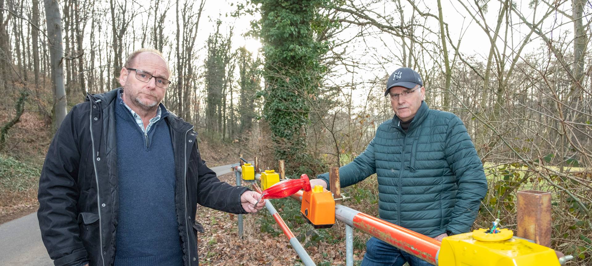 Marx Metternich Alle Warnlampen an der Schranke wurden demoliert: Der städtische Landschaftsarchitekt Christof Marx (r.) und Bauhof-Leiter Reiner Metternich begutachteten an Aschermittwoch den Schaden. Foto: Ronald Larmann/pp/Agentur ProfiPress