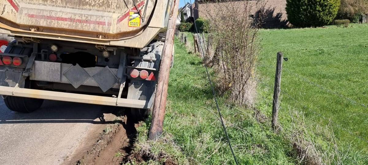 LKW fährt in Telefonmast