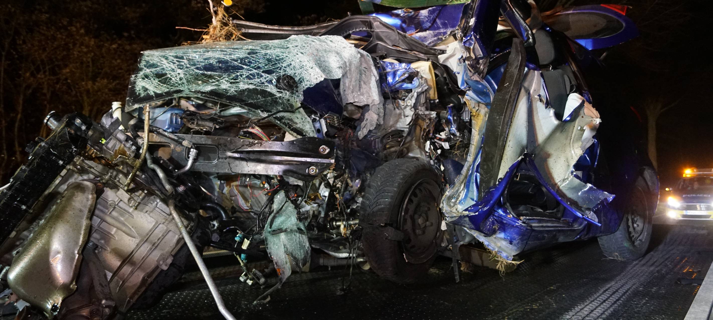 19-Jähriger fährt gegen Baum - Rettungshubschrauber im Einsatz