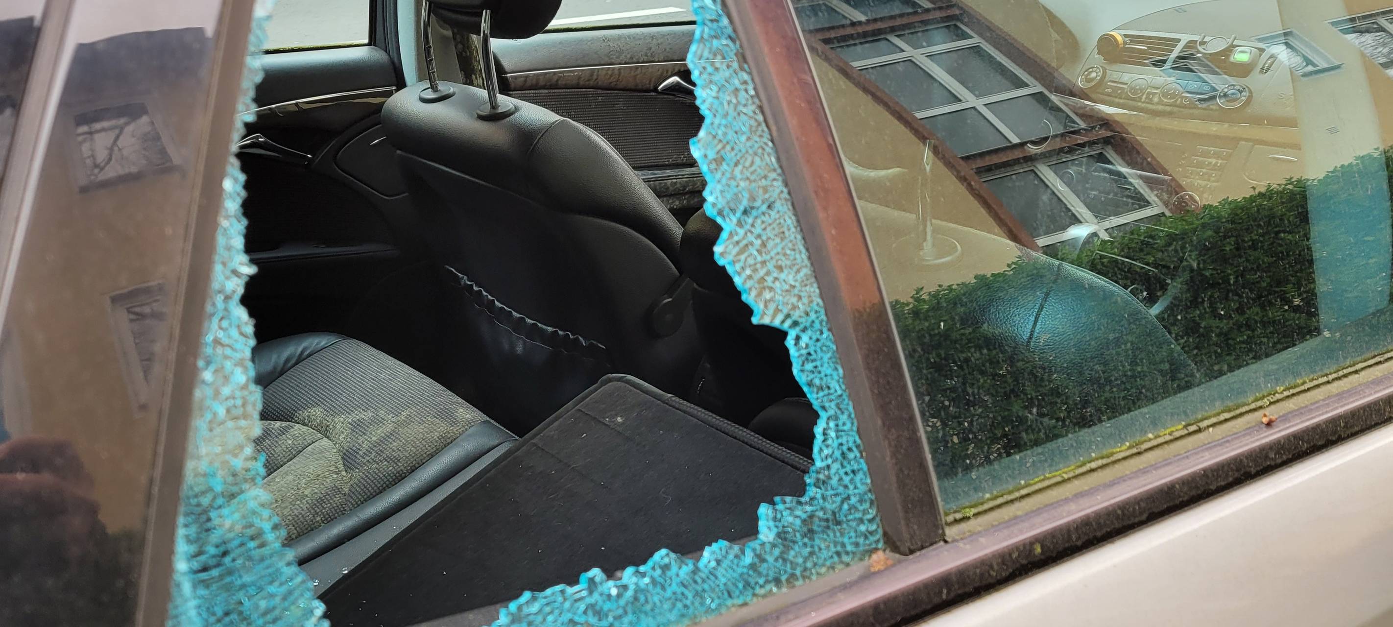 Scheiben an zehn Autos in Bad Münstereifel eingeschlagen