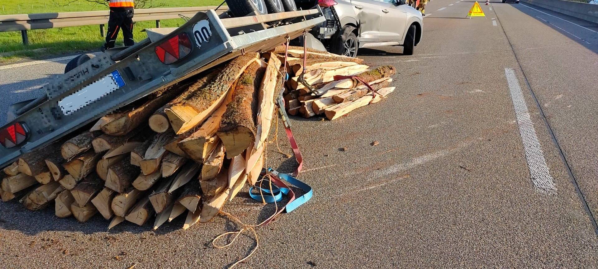 Holzanhänger auf A1 umgekippt